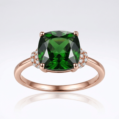 Anel de pedra preciosa com acabamento rosé dourado da Rose & Oliver, exibindo detalhes elegantes e brilho sofisticado.