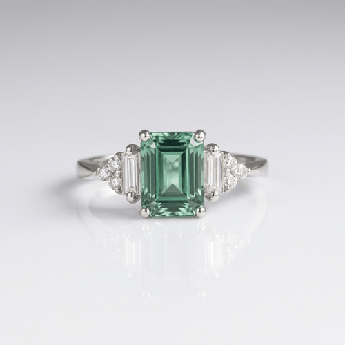 Anel Silver Diamond Trio da Rose & Oliver com três diamantes brilhantes em prata, detalhado e elegante.