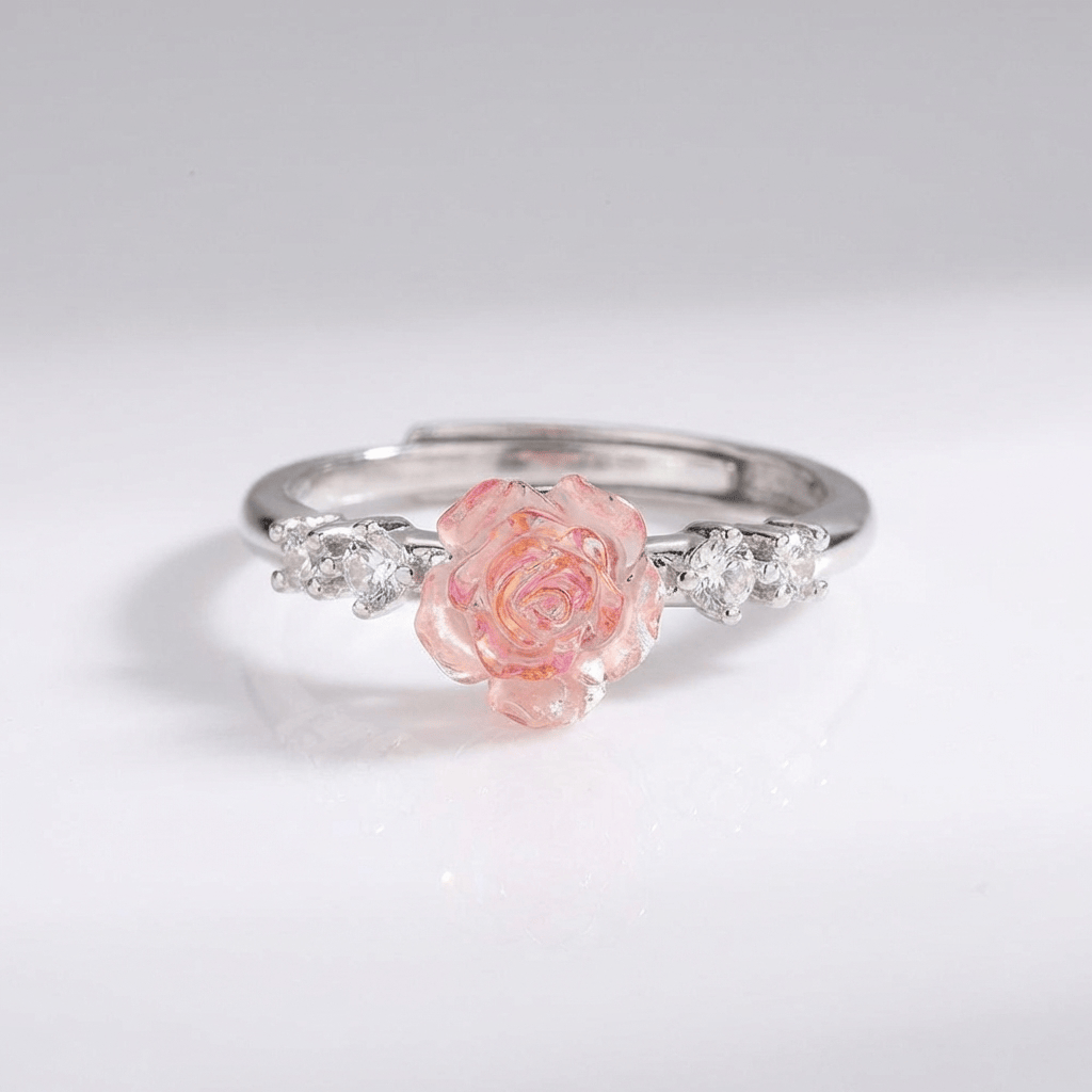 Anel ajustável Rose & Oliver com rosa de diamantes prateada, detalhes delicados e acabamento brilhante.