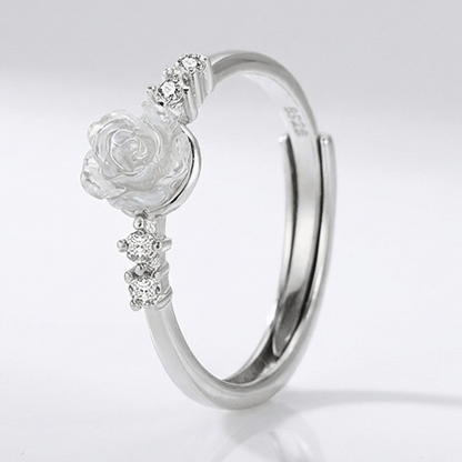 Anel ajustável Rose & Oliver com flor de prata e diamantes, design elegante e delicado para ocasiões especiais.