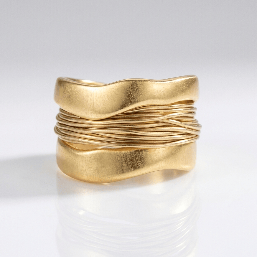 Anillo artesanal de plata y oro con acabado en wire wrap, creado por la marca Rose & Oliver, con detalles delicados y elegantes