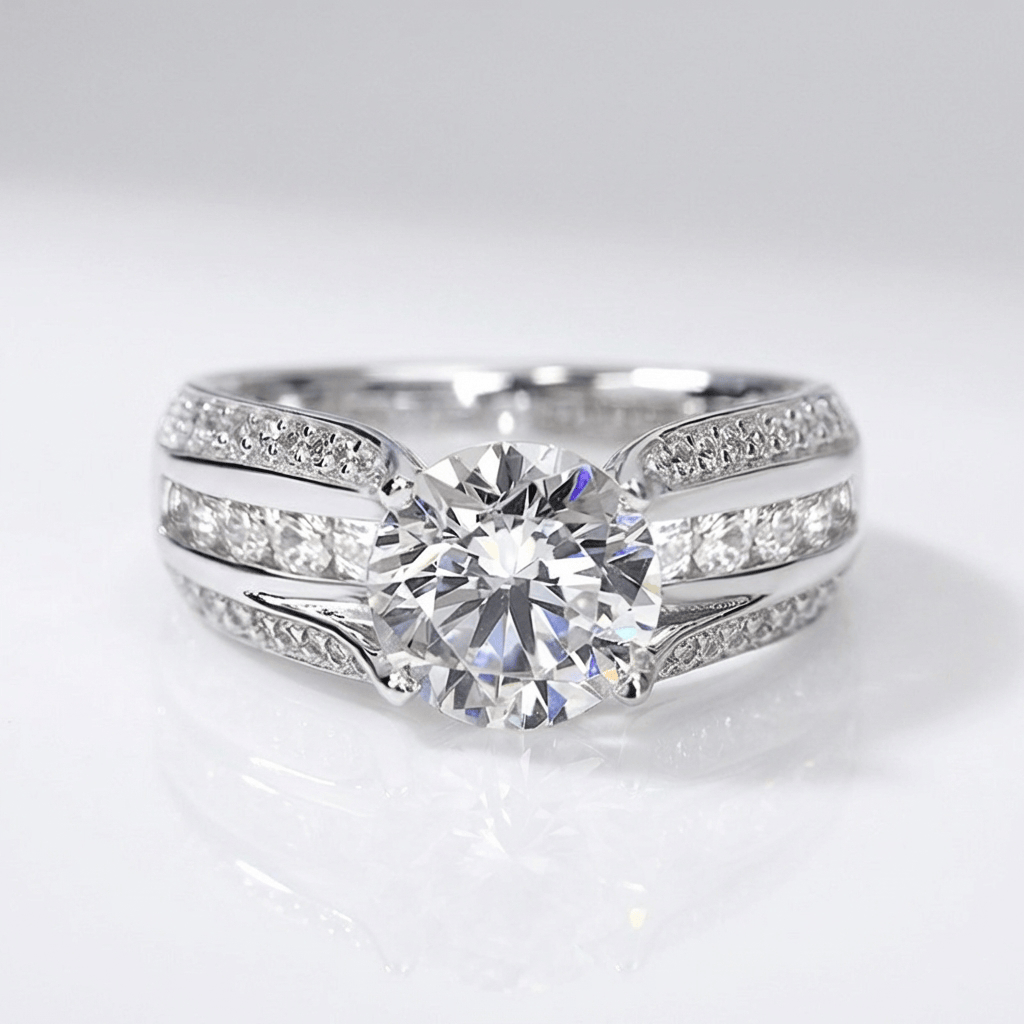 Anel de prata redonda com pavê de diamantes, estilo clássico, da marca Rose & Oliver, exibido em close na imagem.