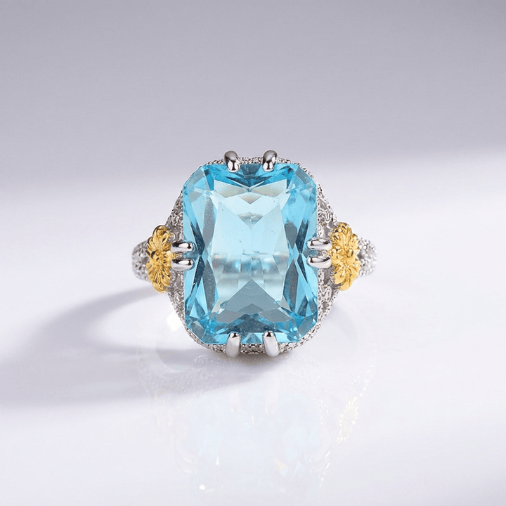 Anel vintage com aquamarine dourado da Rose & Oliver, detalhe elegante e pedra azul em prata envelhecida.