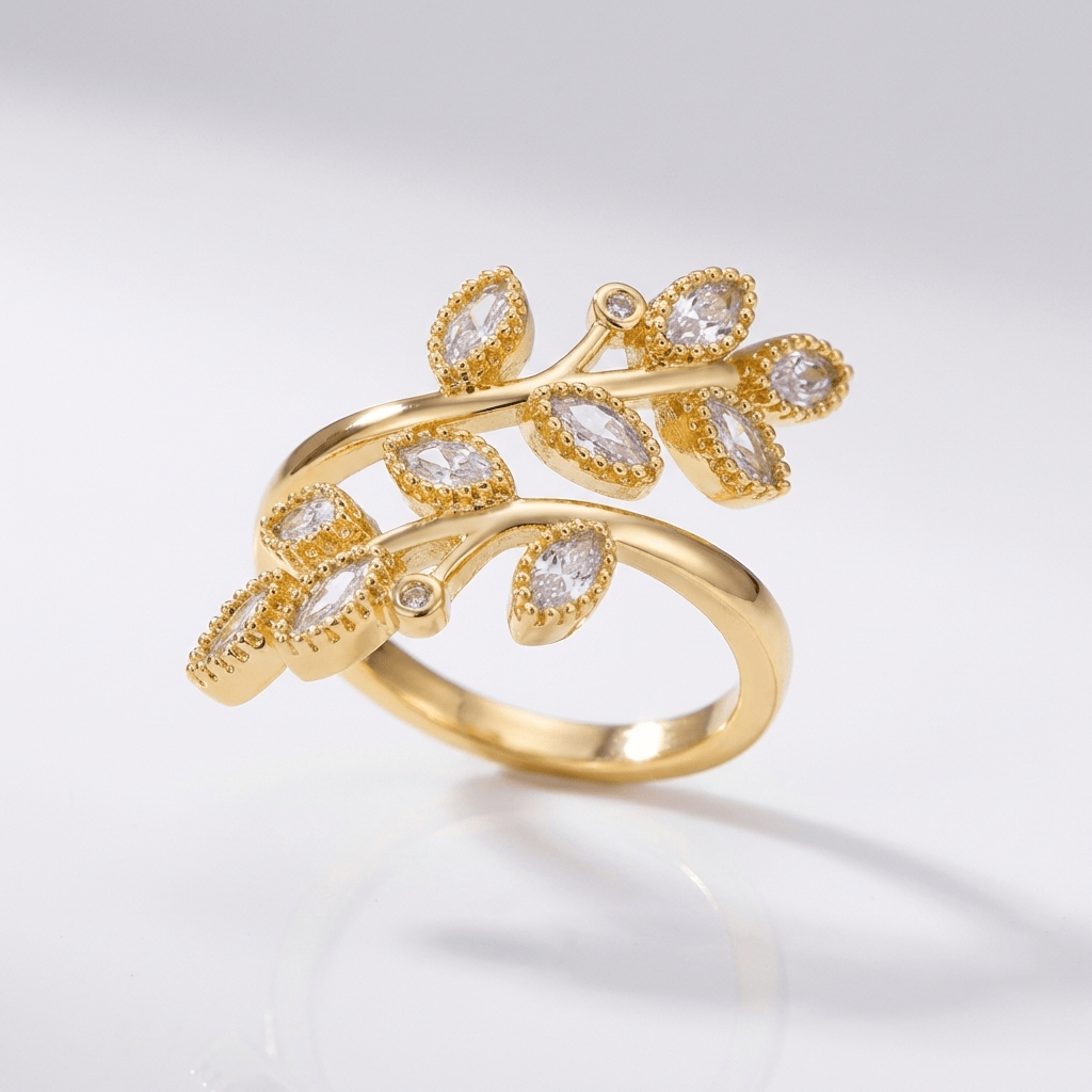 Anel ajustável Rose & Oliver com acabamento em folha de ouro, delicado e elegante para uso diário.