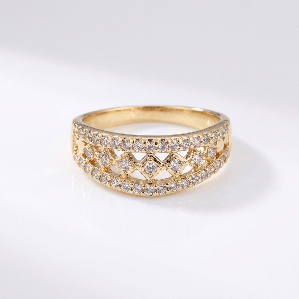 Anel de casamento em ouro com acabamento pavê, da marca Rose & Oliver, exibindo uma faixa brilhante e elegante.