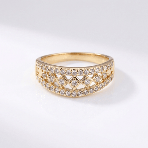 Anel de casamento em ouro com acabamento pavê, da marca Rose & Oliver, exibindo uma faixa brilhante e elegante.