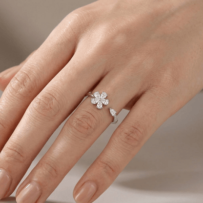 Anel ajustável com flor de zircônia prateada da Rose & Oliver, destacando detalhes brilhantes e acabamento elegante.