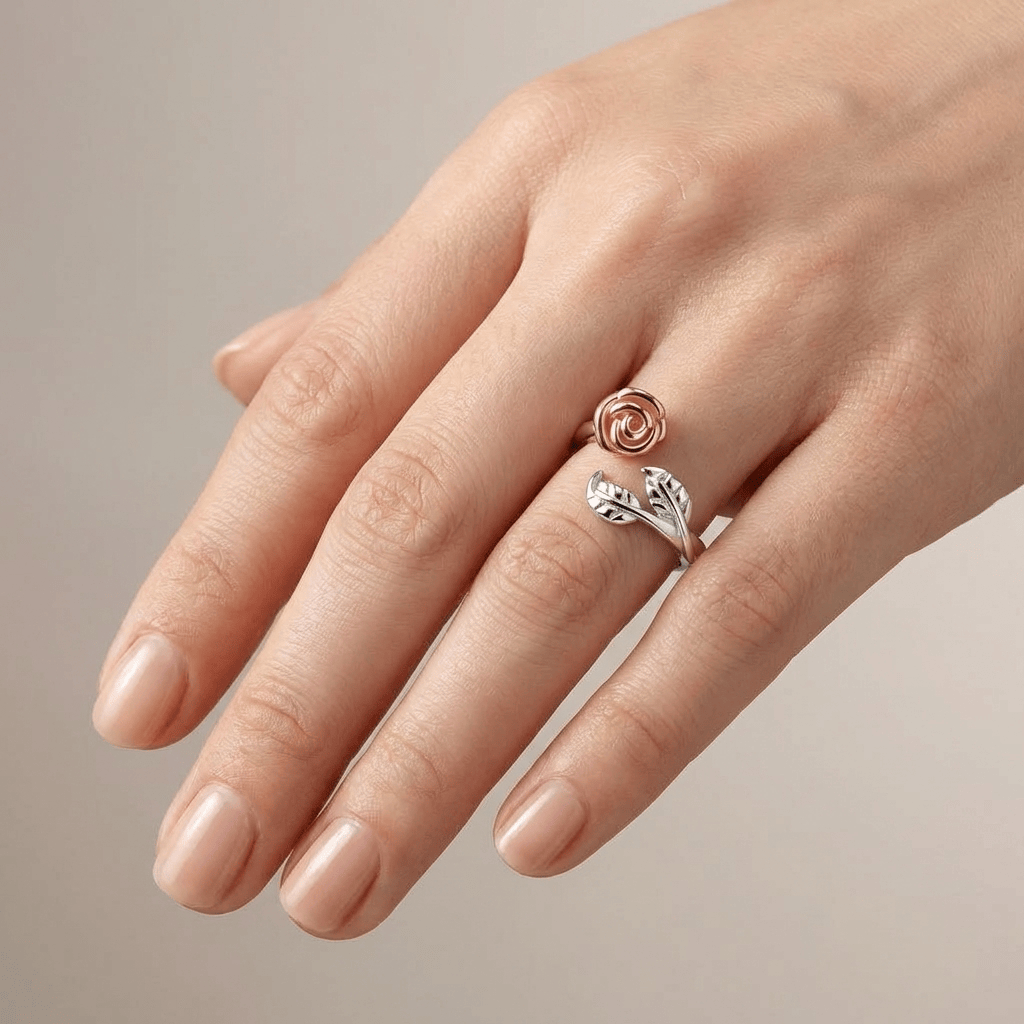 Anel ajustável Rose & Thorn em prata, com design delicado e detalhes elegantes, ideal para usar no dedo.