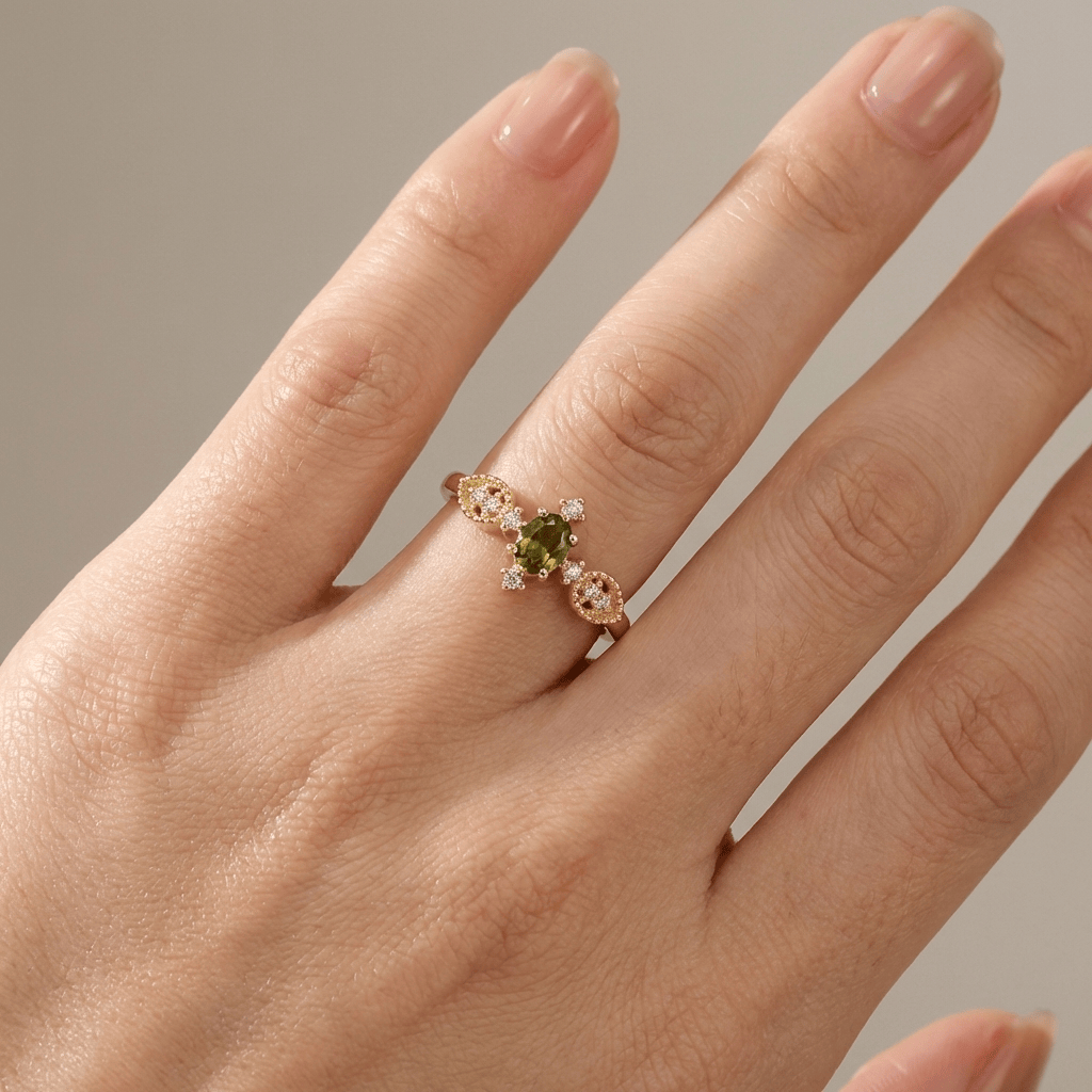 Anillo delicado de cristal verde oliva y oro ajustable, de la marca Rose & Oliver, con detalles elegantes y acabado refinado.