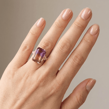 Anel de ouro rosa com ametista, joia elegante da marca Rose & Oliver, exibindo a pedra central brilhante e detalhes delicados.