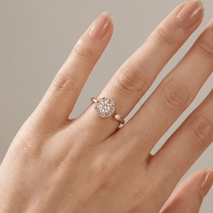 Anel de diamantes em cluster ajustável da Rose & Oliver, com pedras brilhantes e design elegante em prata.
