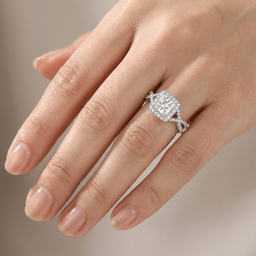 Anel de prata com três diamantes em estilo cushion, da marca Rose & Oliver, exibindo detalhes brilhantes e acabamento elegante.