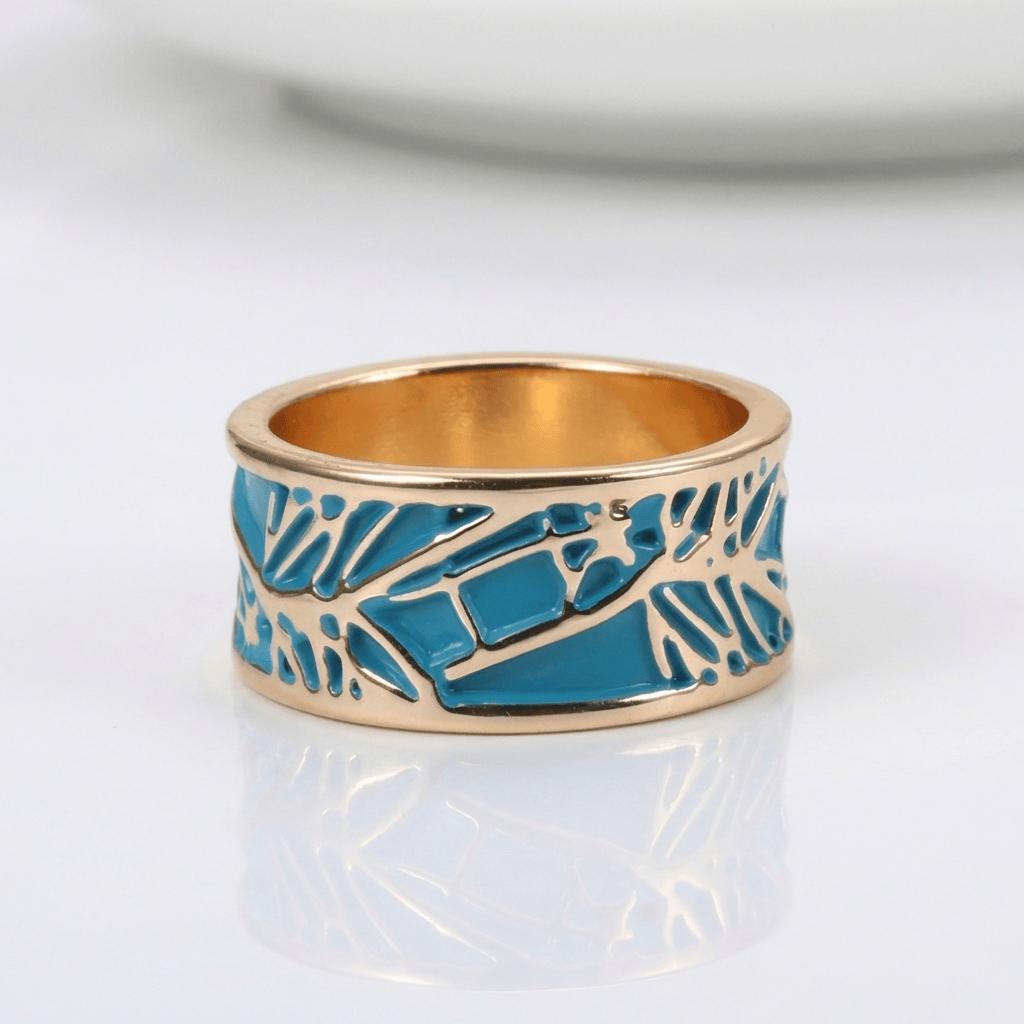 Anillo dorado rosé con turquesa y detalles místicos, de la marca Rose & Oliver, mostrando el diseño elegante y brillante.