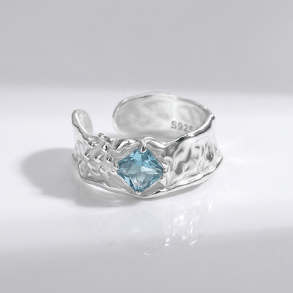 Anel ajustável com textura de água-marinha prateada, da marca Rose & Oliver, exibido com detalhes na superfície do anel.