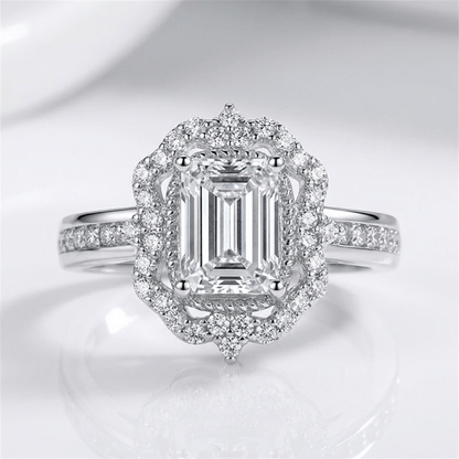Anel retangular com halo de diamantes da Rose & Oliver, joia elegante com design sofisticado e detalhes brilhantes.