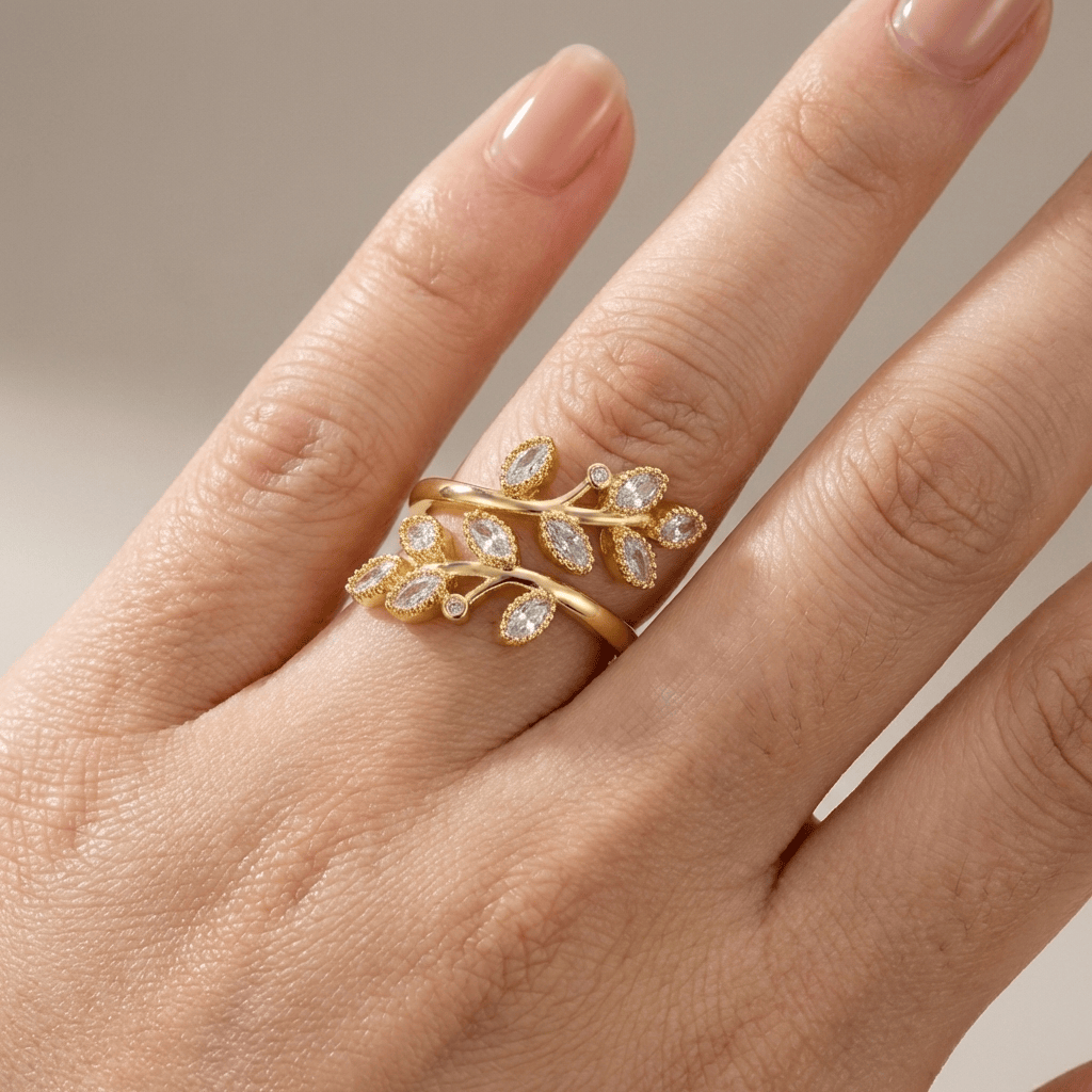 Anel ajustável Rose & Oliver com folha de ouro, detalhe delicado e acabamento brilhante em estilo elegante.