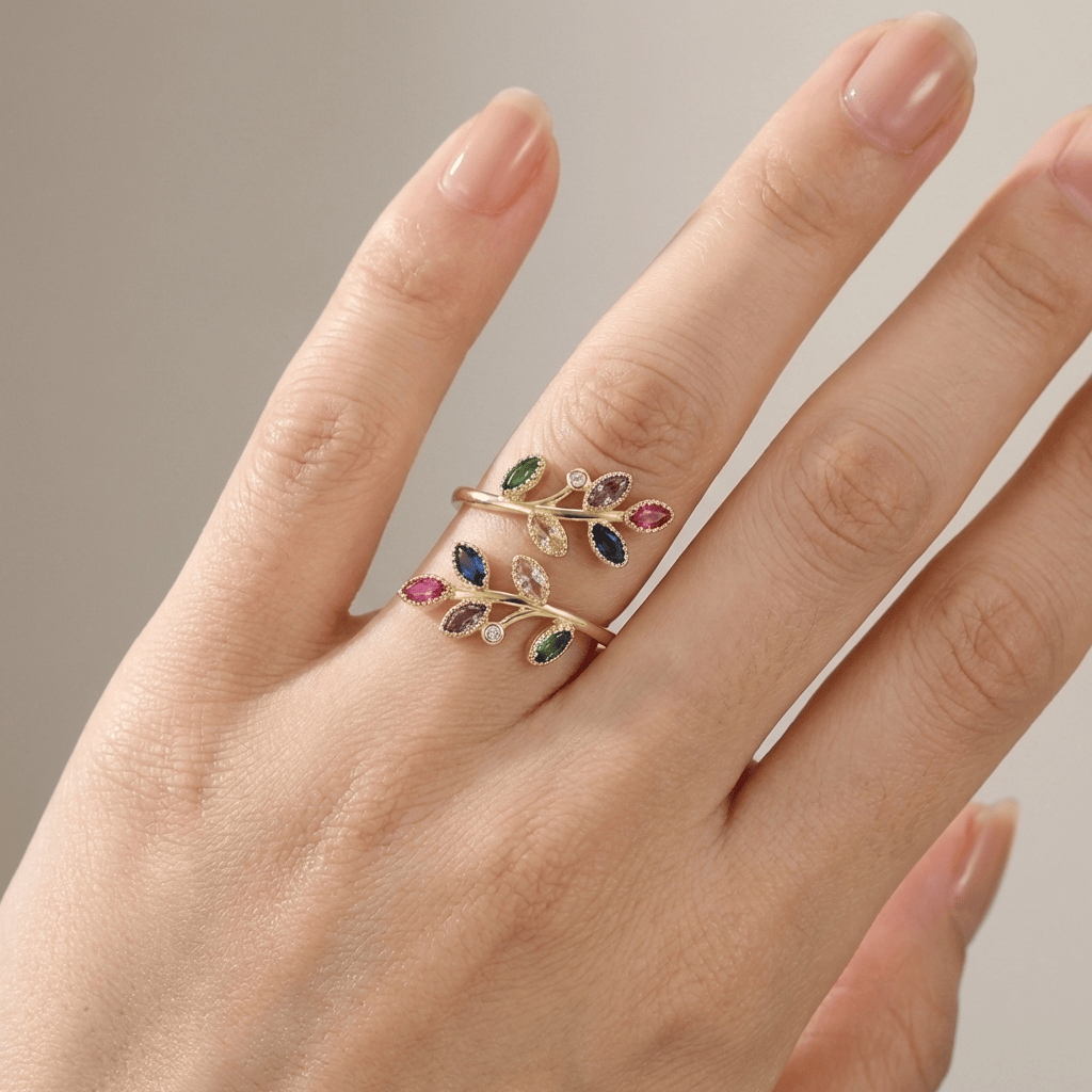 Anel ajustável Rose & Oliver com folha de ouro, design delicado e elegante, destaque na imagem.
