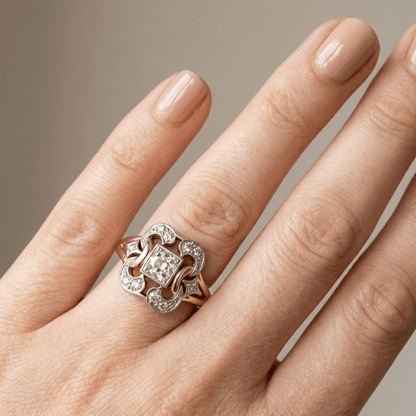 Anillo de escultura retro con detalles de diamantes, de la marca Rose & Oliver, expuesto en fondo neutro.