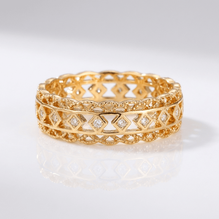 Anel aberto de ouro com diamantes da Rose & Oliver, mostrador com detalhes de trabalho aberto e pedras brilhantes.