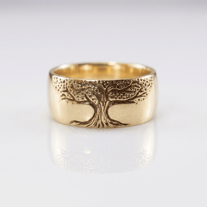 Anel Tree of Life Rose & Oliver feito de metal com acabamento dourado e detalhes intricados, símbolo da vida e conexão.