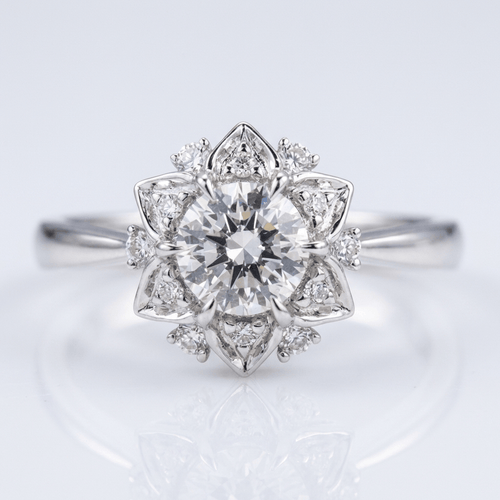 Anel de prata com zircônia em forma de lótus, da marca Rose & Oliver, destacado em uma imagem nítida e elegante.