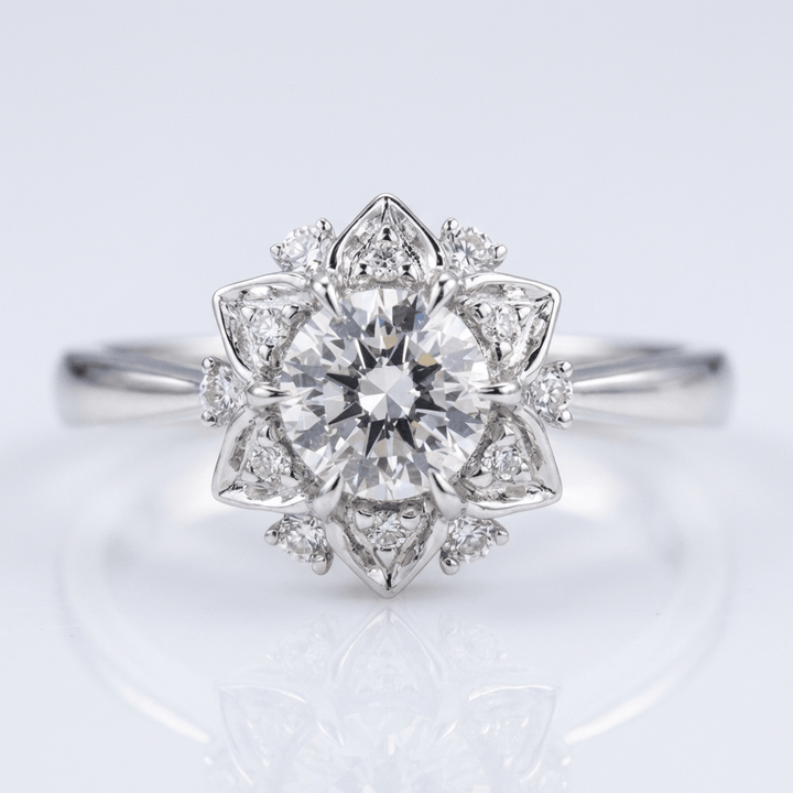 Anel de prata com zircônia em forma de lótus, da marca Rose & Oliver, destacado em uma imagem nítida e elegante.