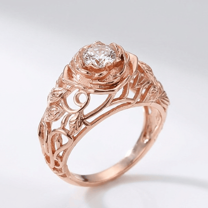 Anel vintage Rose & Oliver com acabamento em zircônia rosada e detalhe entalhado em estilo clássico.