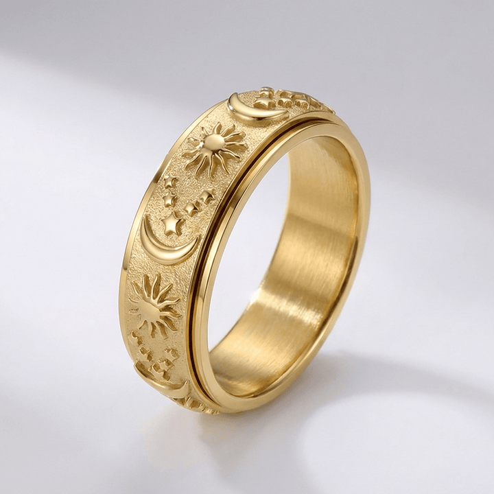 Anel rotativo dourado com detalhes celestiais da Rose & Oliver, mostrando o design circular e acabamento brilhante.