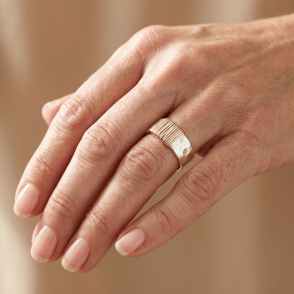 Anillo de plata artesanal con detalles en espiral, realizado por Rose & Oliver, mostrando diseño único y acabado elegante.