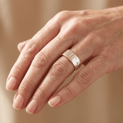 Anillo de plata artesanal con detalles en espiral, realizado por Rose & Oliver, mostrando diseño único y acabado elegante.