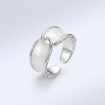 Anel ajustável Rose & Oliver com duas pedras de jade verdes, delicado e elegante, em close com fundo neutro.