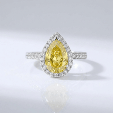 Anel de diamante pear amarelo com halo da Rose & Oliver, detalhe de anel de joia com pedra central em forma de pera