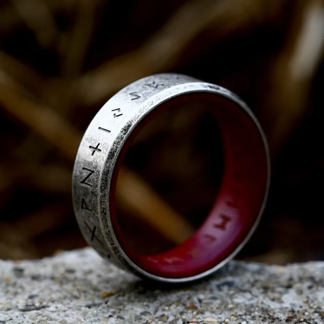 Anillo de cuero plateado y rojo de Rose & Oliver, con acabado elegante y detalles de diseño en cuero y metal.