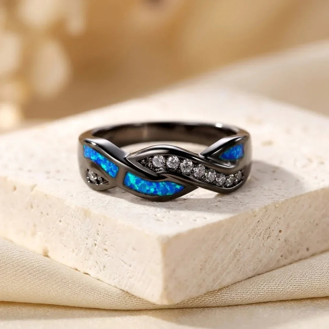 Anillo de plata con grabados torcidos y detalles en incrustación, de la marca Rose & Oliver, mostrado en primer plano sobre fondo neutro.