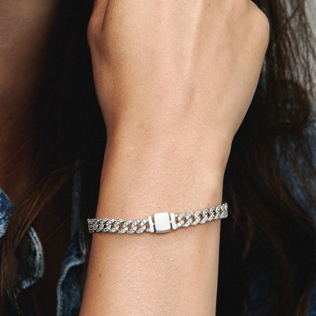 Pulsera cubana pave de oro de Rose & Oliver, con detalles brillantes y acabado elegante.