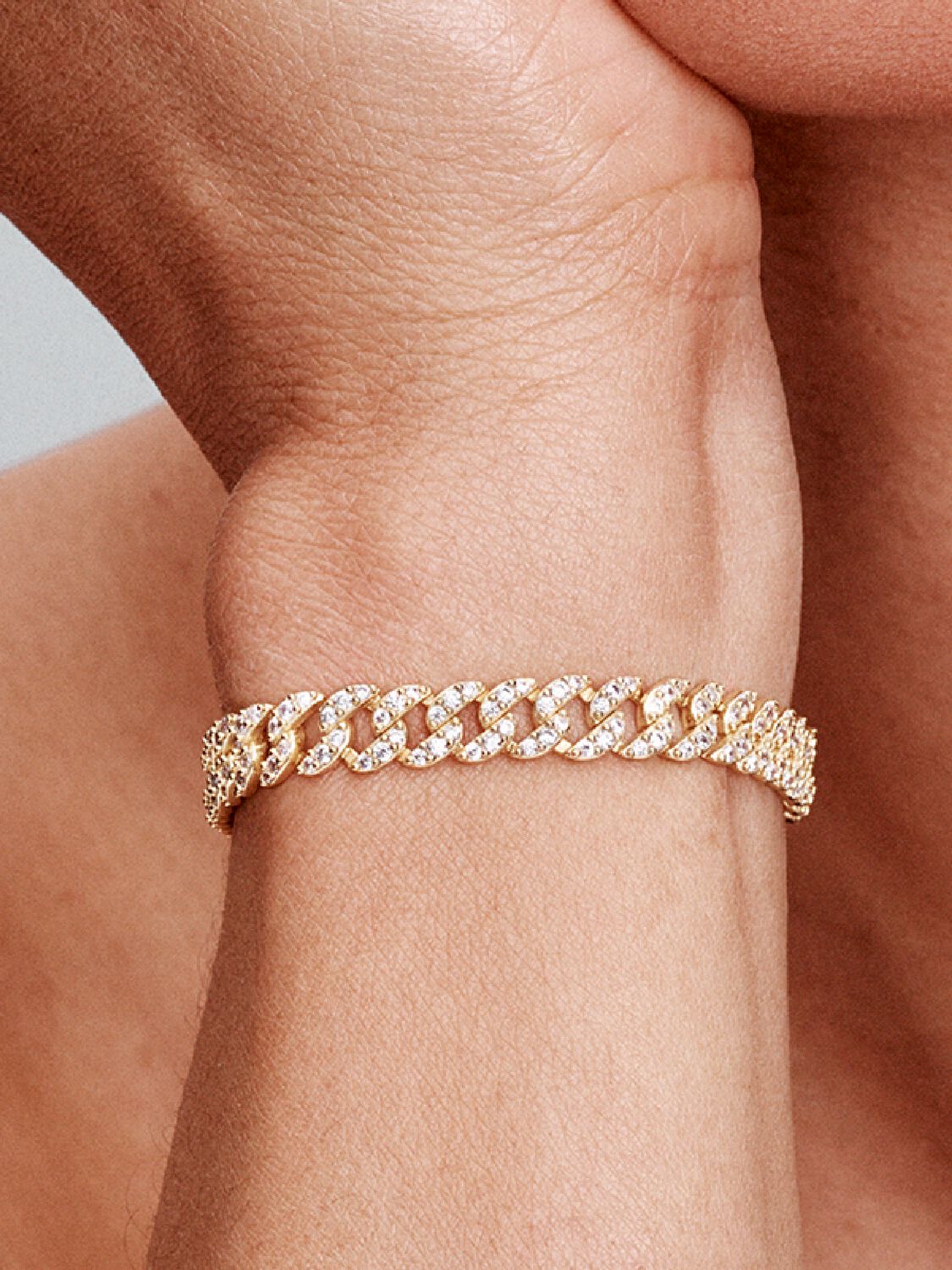 Pulsera Cuban Pave Rose & Oliver en oro, detalles brillantes y acabado elegante, en primer plano.