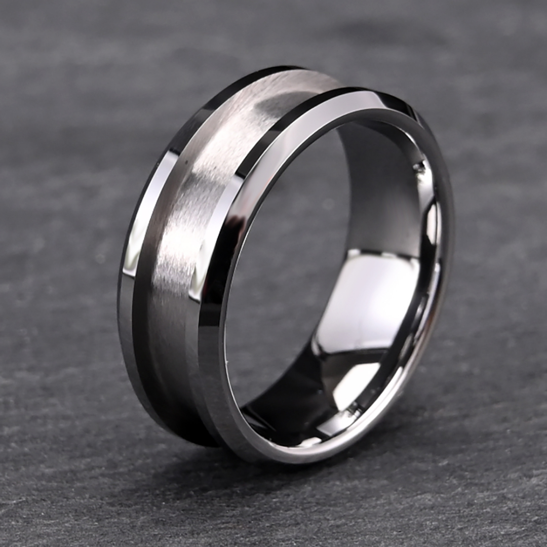 Anillo de acero titanio de Rose & Oliver, con diseño moderno y acabado pulido, ideal para uso diario y estilo sofisticado.