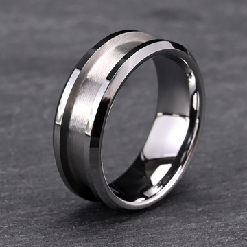 Titanstahlring von Rose & Oliver, mit modernem Design und polierter Verarbeitung, ideal für den täglichen Gebrauch und eleganten Stil.