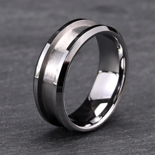 Anillo de acero titanio de Rose & Oliver, con diseño moderno y acabado pulido, ideal para uso diario y estilo sofisticado.