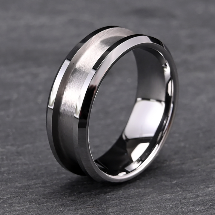 Titanstahlring von Rose & Oliver, mit modernem Design und polierter Verarbeitung, ideal für den täglichen Gebrauch und eleganten Stil.
