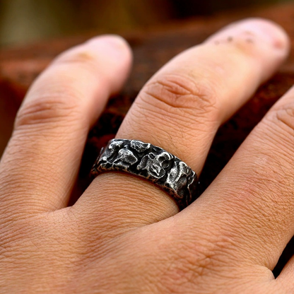 Anillo vintage de piedra de plata Rose & Oliver con diseño clásico y detalles ornamentales.