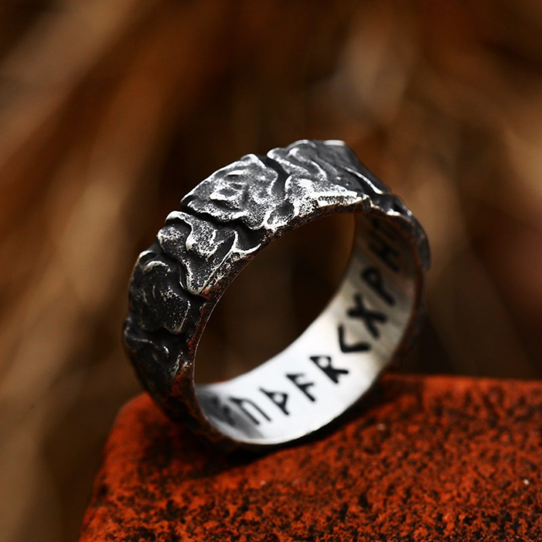 Anillo vintage de piedra de plata Rose & Oliver con diseño clásico y detalles elegantes, resaltando el estilo antiguo y el acabado refinado.