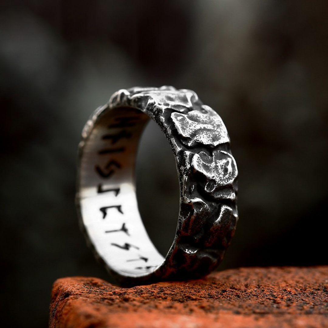Anillo vintage de piedra en plata con diseño clásico, de la marca Rose & Oliver, resaltando los detalles de la joya.