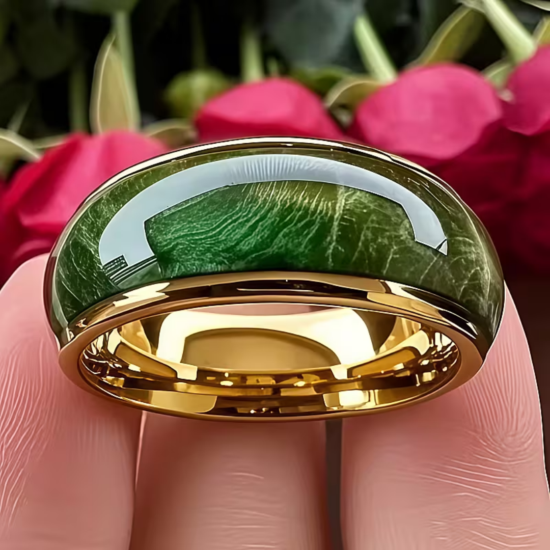 Anel de coroa de esmeralda da Rose & Oliver com design delicado e pedra de esmeralda central, em prata brilhante.