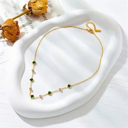 Collar Amelisse Glenwyn de oro de Rose & Oliver, con diseño delicado y acabado elegante, visible en la imagen.