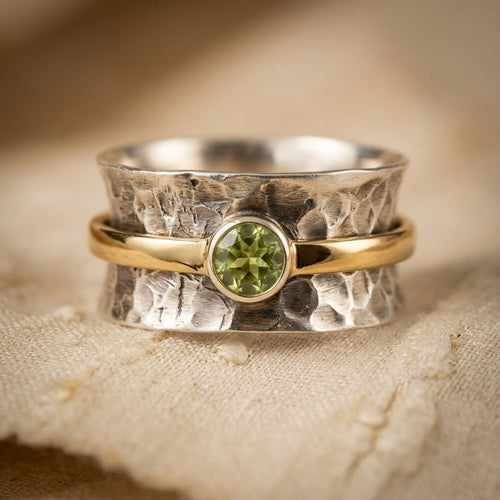 Anel rústico em prata e ouro da Rose & Oliver, com acabamento artesanal e design delicado.