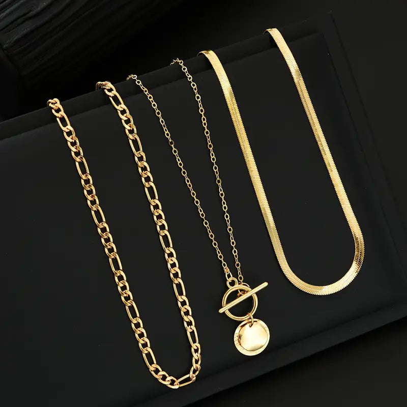 Collar dorado Savira, texturizado con monedas en capas de Rose & Oliver, con detalles elegantes y diseño moderno.