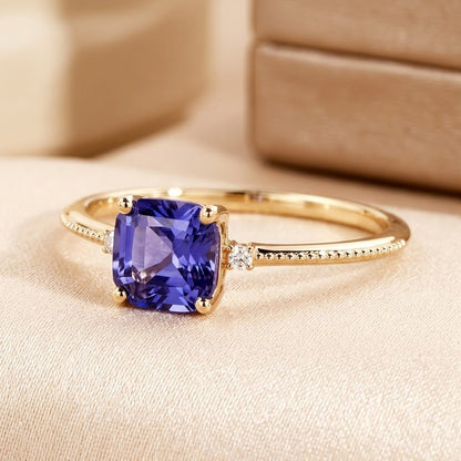 Anel de ouro com ametista solitaire da Rose & Oliver, destaque para a pedra central e acabamento elegante.