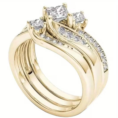 Anillo Rose & Oliver con corte princesa, triple halo de piedras brillantes, acabamento prateado, mostrando detalles elegantes y sofisticados.