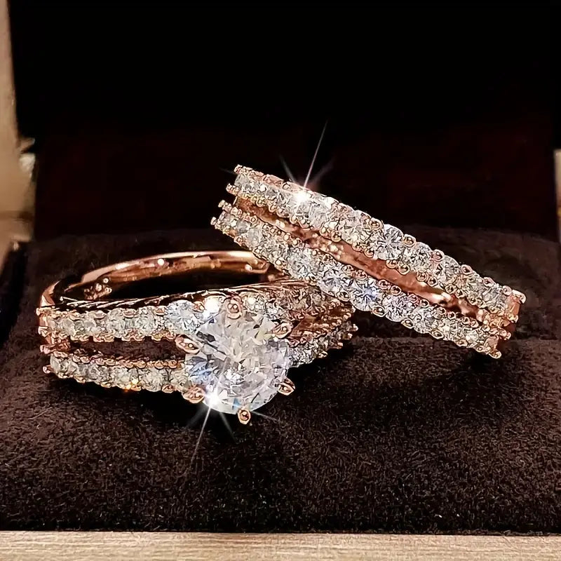 Set de anillos Eternale Radiance de Rose & Oliver en oro, con diseño elegante y detalles brillantes.